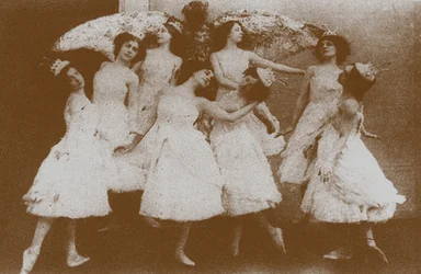 Olga Preobrajenskaya como Odette com cisnes, 1895